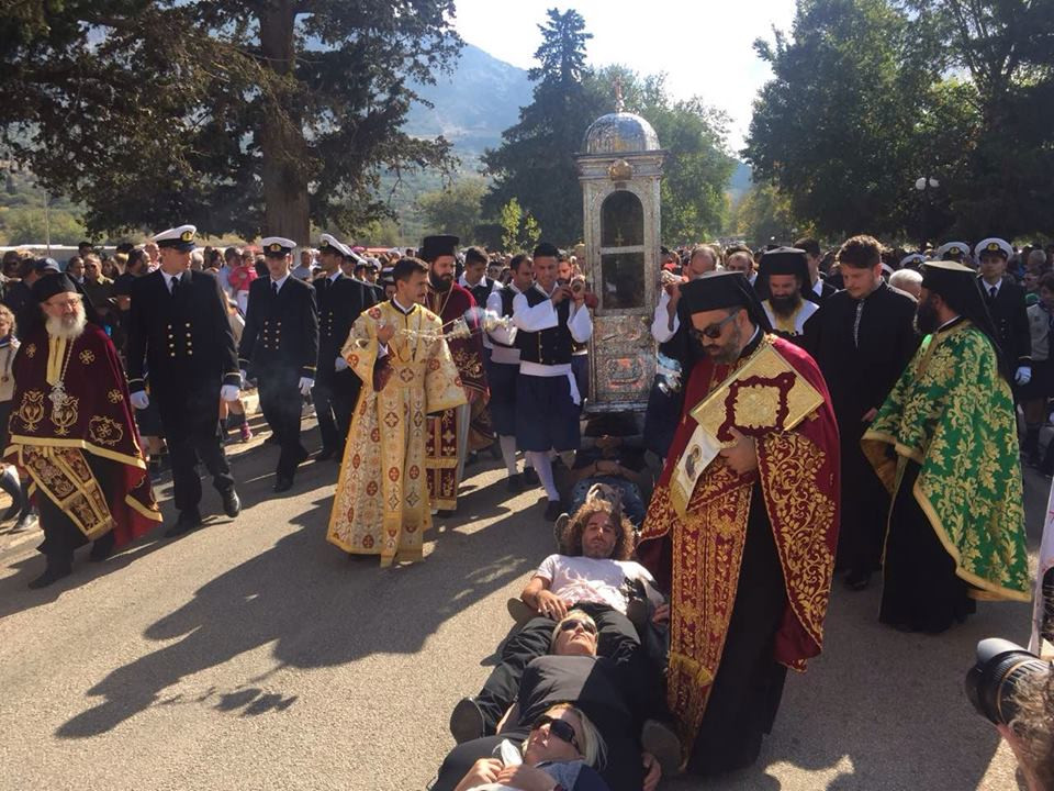 Μοναδικό αποκούμπι του λαού η Εκκλησία! Γεμίζουν οι ναοί, βροντούν οι Ιεράρχες ενόψει και της μεγάλης διπλής εορτής του Αγίου Δημητρίου & της επετείου του ΟΧΙ